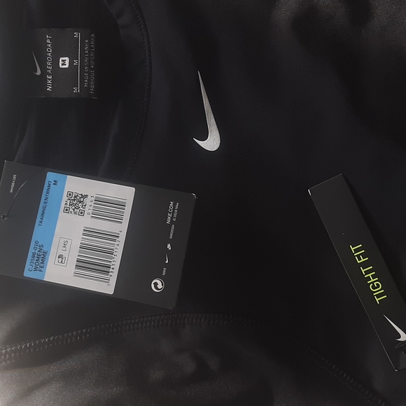 Nike Aeroadapt Black Top - Picture 2 of 3
